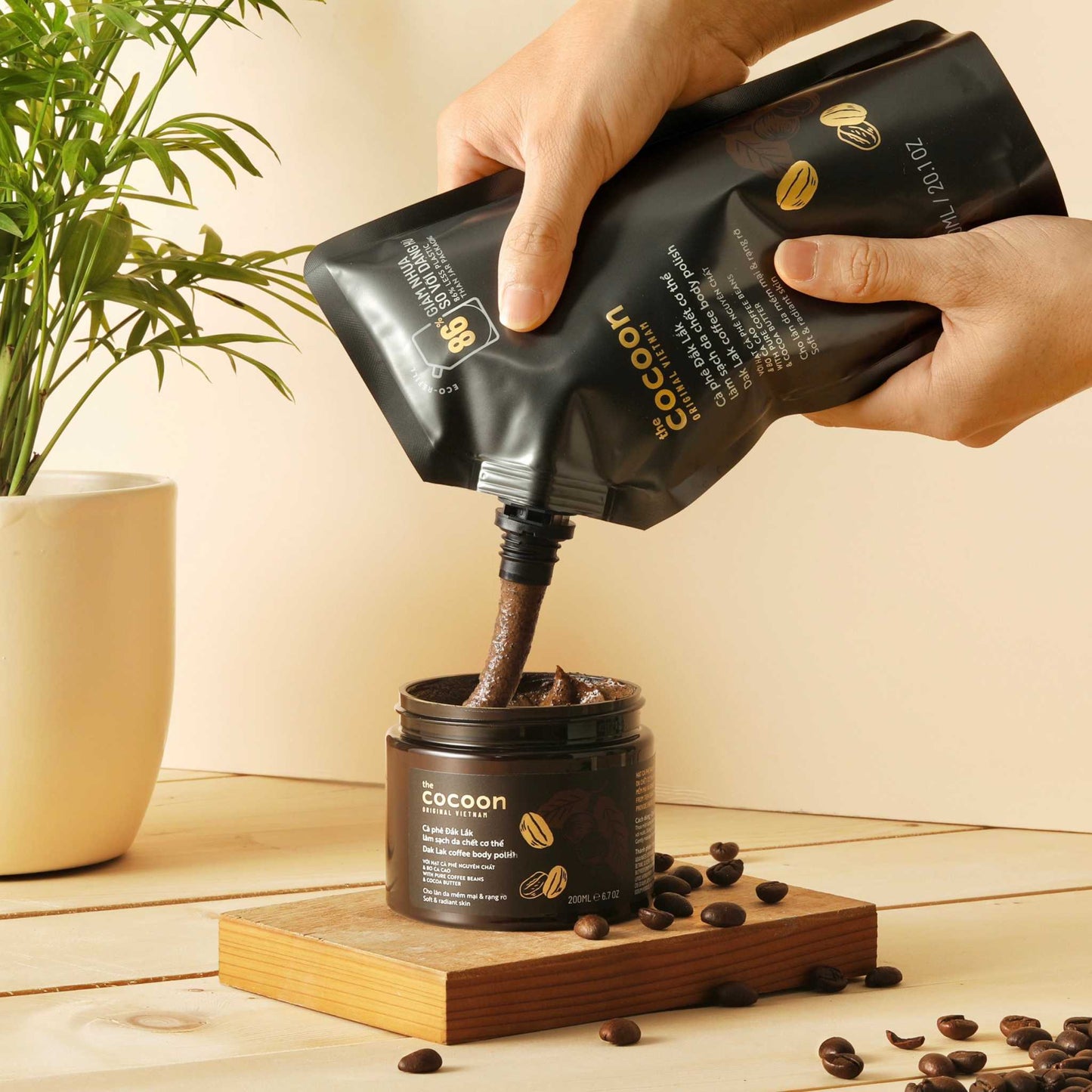 Cocoon Dak Lak Coffee Body Polish 600mlPure coffee beans from Dak Lak combine with cocoa butter from Tien Giang to effectively clean the dead skin cell, even the skin tone, arouse the energy for soft and