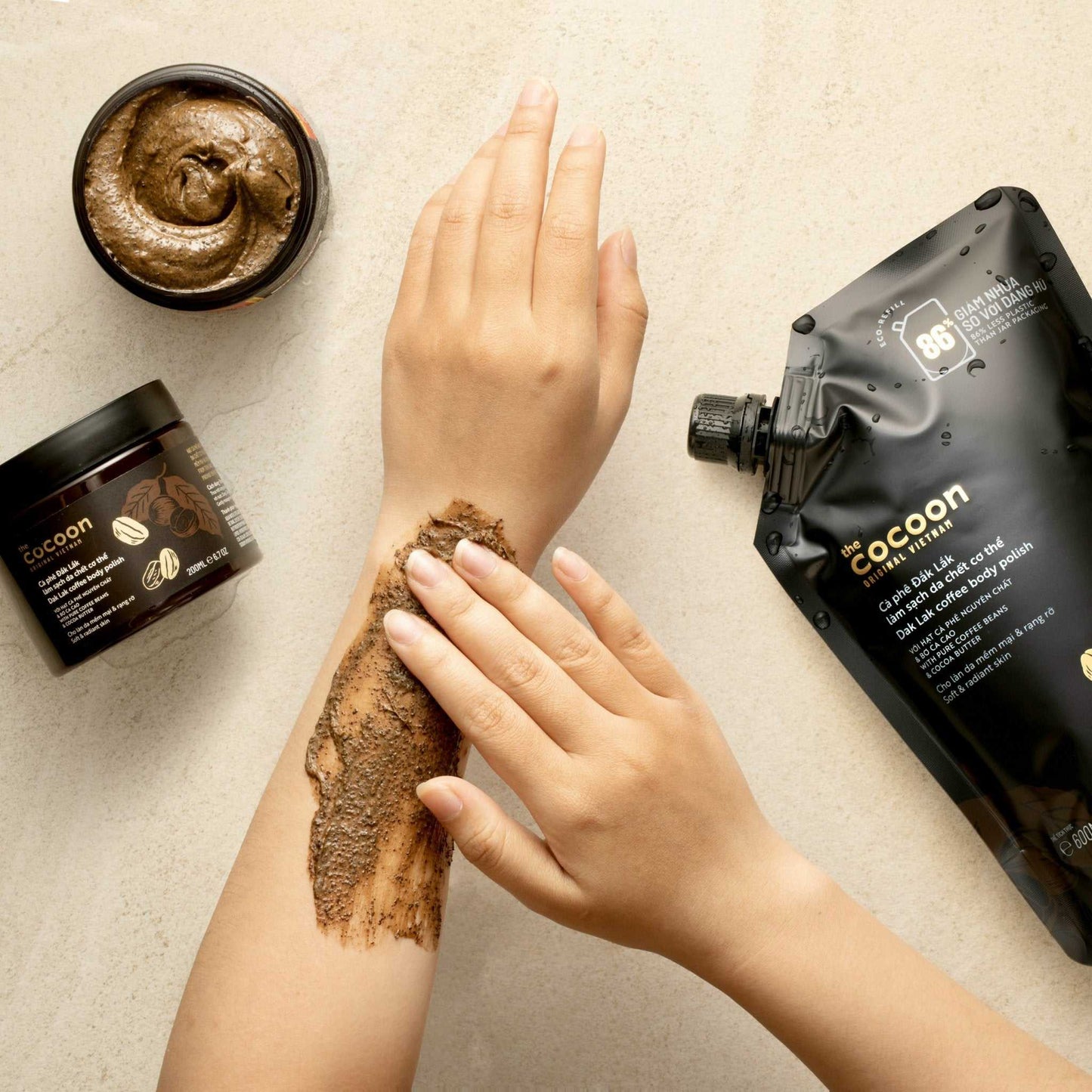 Cocoon Dak Lak Coffee Body Polish 600mlPure coffee beans from Dak Lak combine with cocoa butter from Tien Giang to effectively clean the dead skin cell, even the skin tone, arouse the energy for soft and