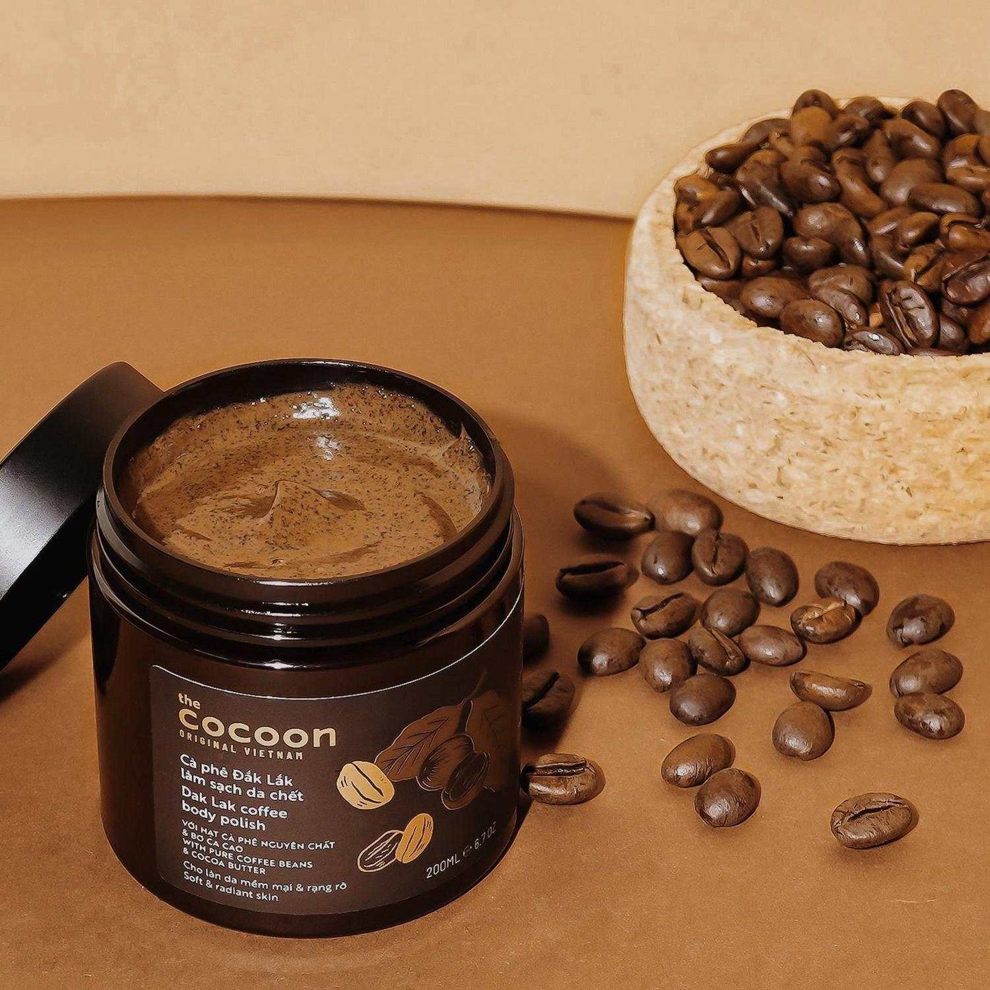 Cocoon Dak Lak Coffee Body Polish 200mlPure coffee beans from Dak Lak combine with cocoa butter from Tien Giang to effectively clean the dead skin cell, even the skin tone, arouse the energy for soft and